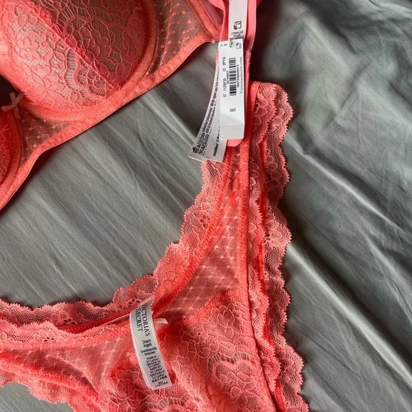 NWT Victoria’s Secret set Bra 32C, panties size M
